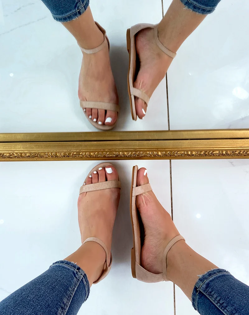 Sandales plates en suédine beige à fines lanières
