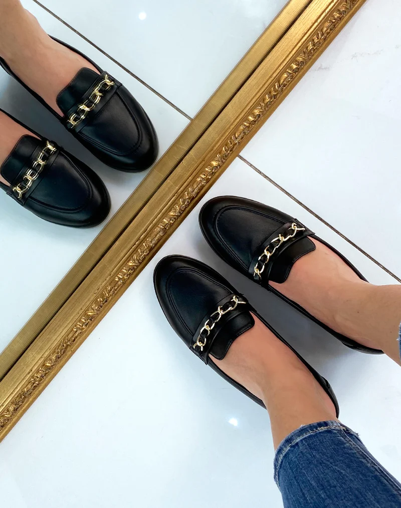 Mocassins noirs à fine chaîne dorée