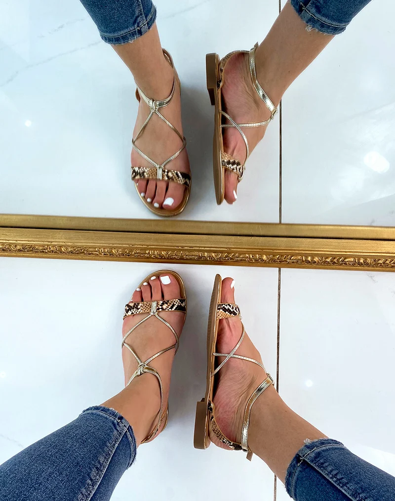 Nu-pieds à brides dorées et effet snake