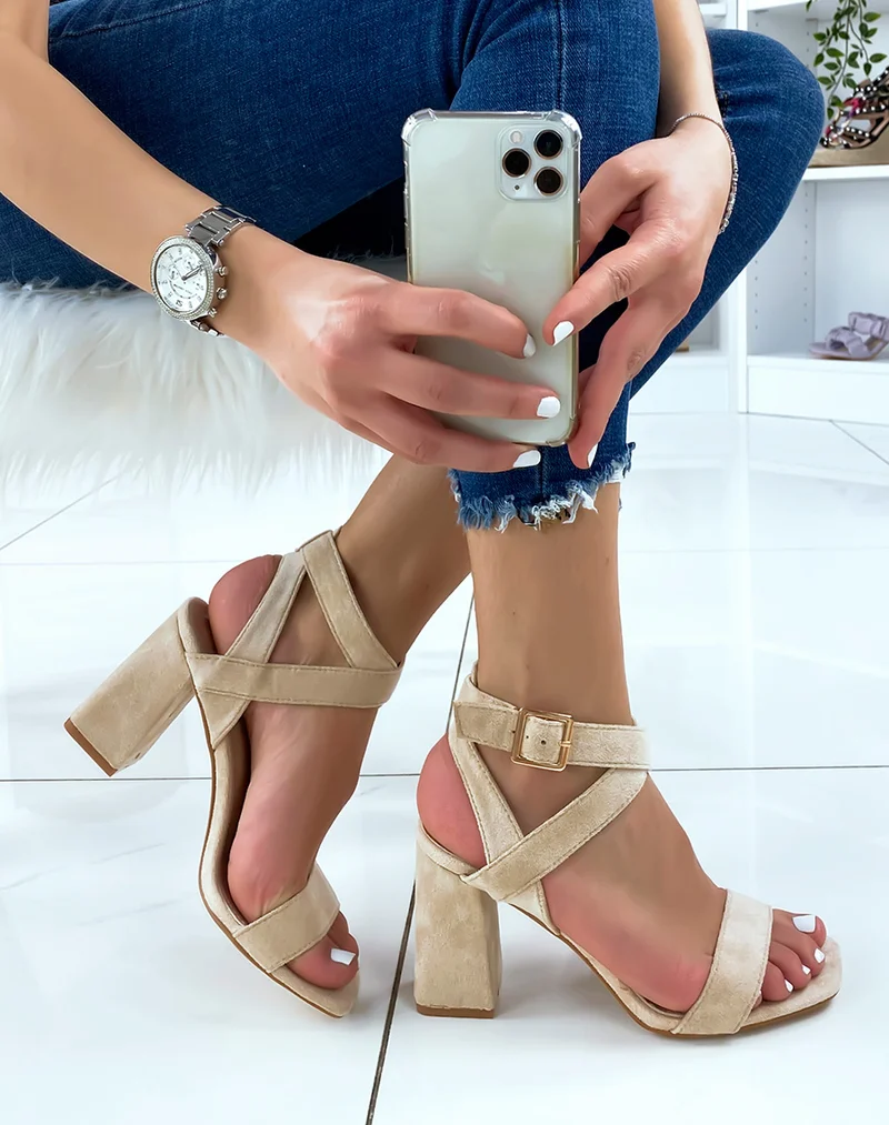 Sandales à talon en suédine beiges à brides croisées