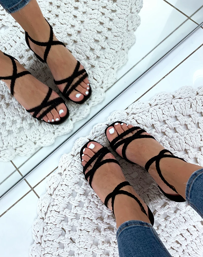 Sandales à talons noires à brides tressées