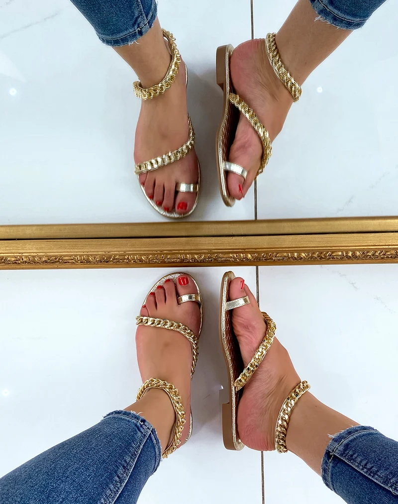 Nu-pieds dorés ornés de chaines