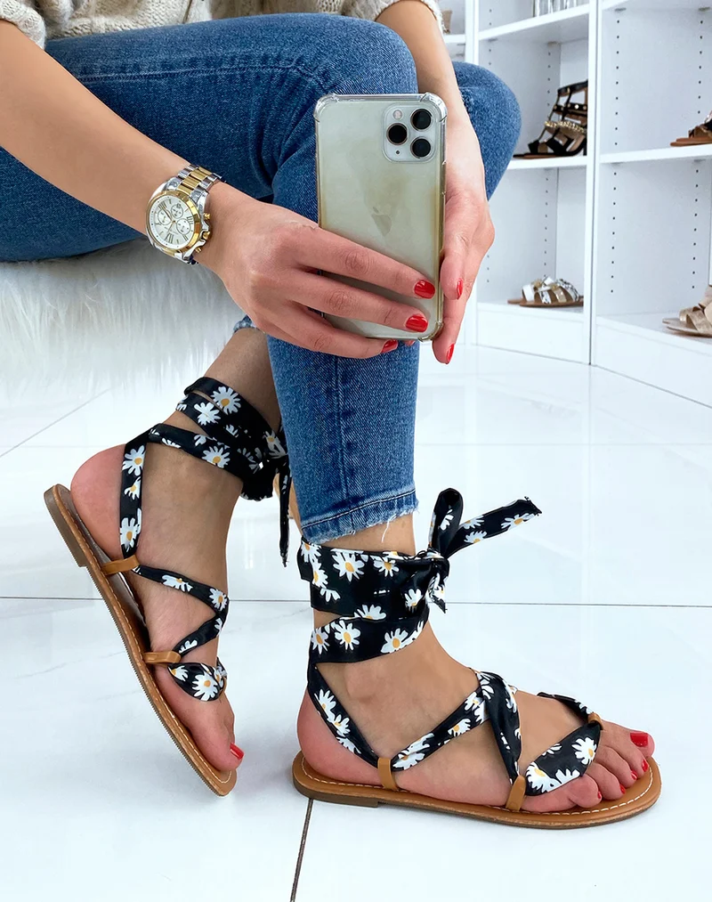 Nu-pieds noirs à ruban et motif fleuri