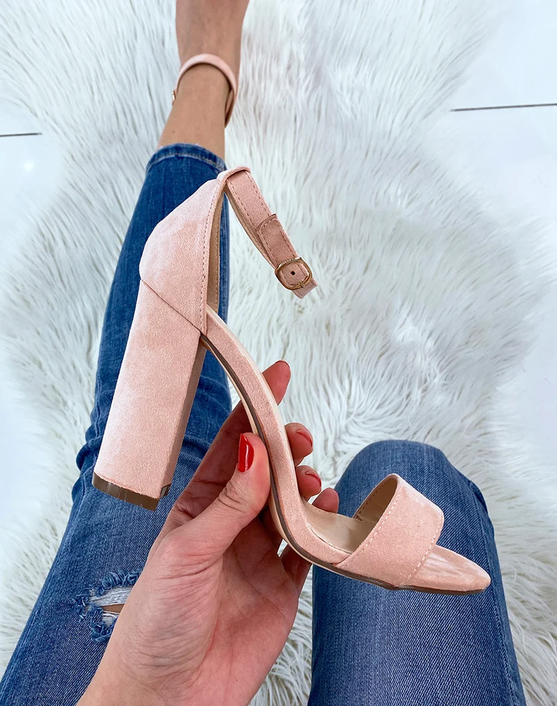 Sandales à talon en suédine rose poudré à boucle dorée