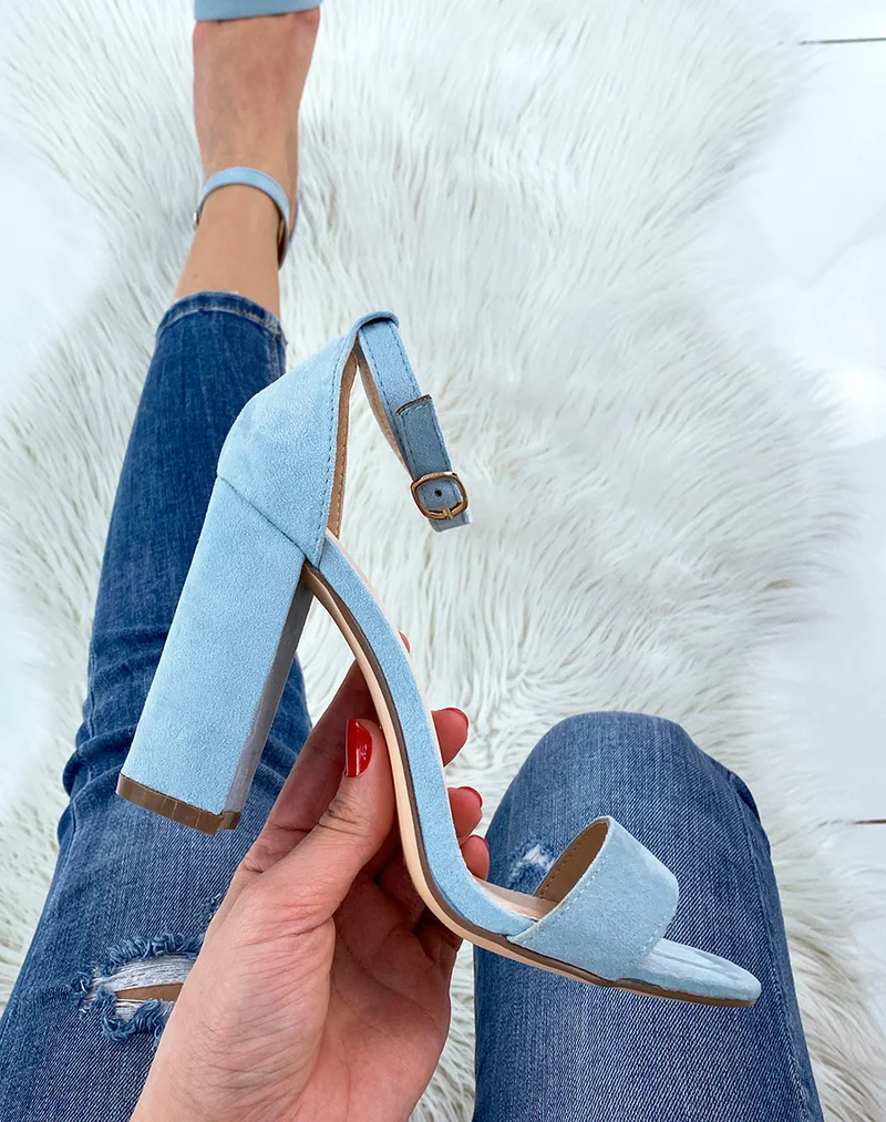 Sandales à talon en suédine bleu pastel à boucle dorée