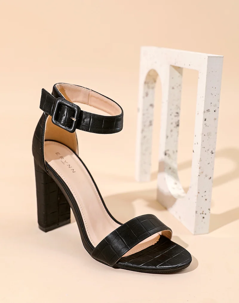 Sandales à talon noires effet croco à boucle carrée