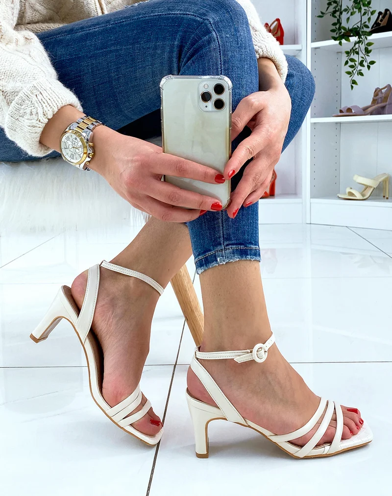 Sandale beige à fines brides et détail matelassé
