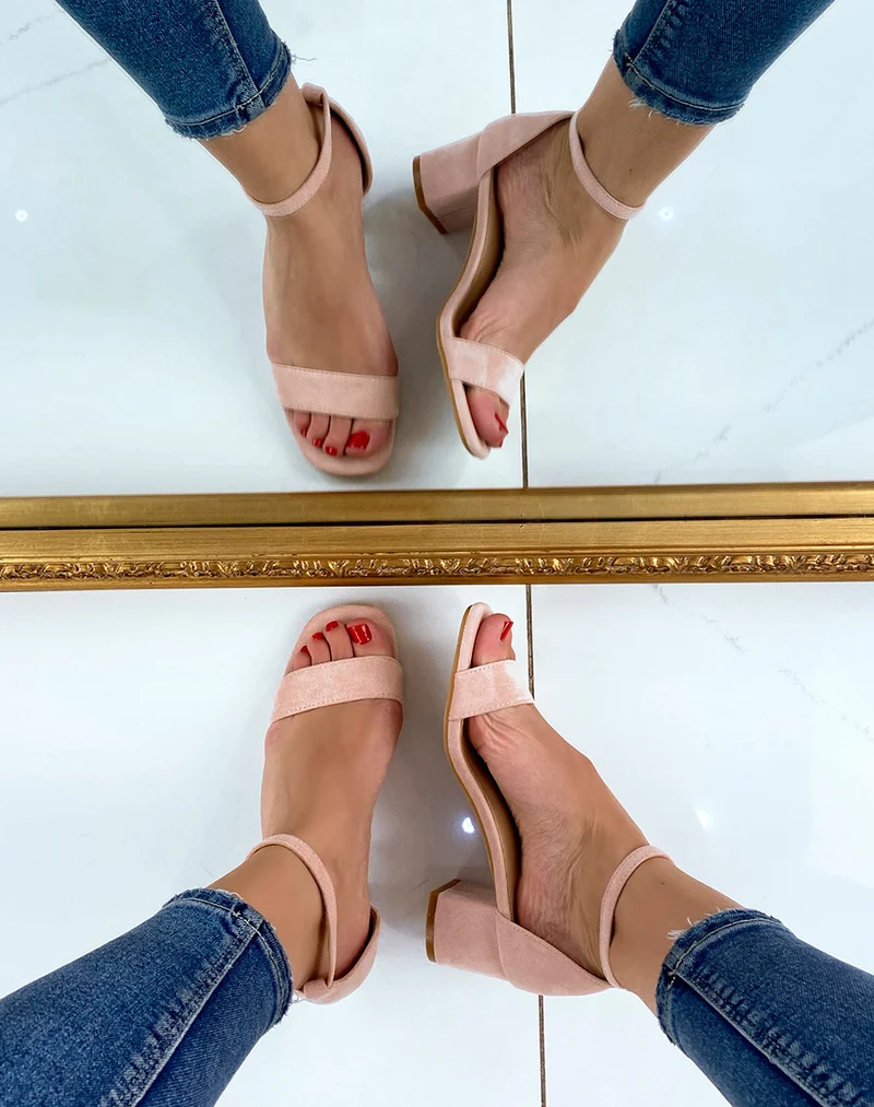 Sandale rose pastel en suédine à petit talon