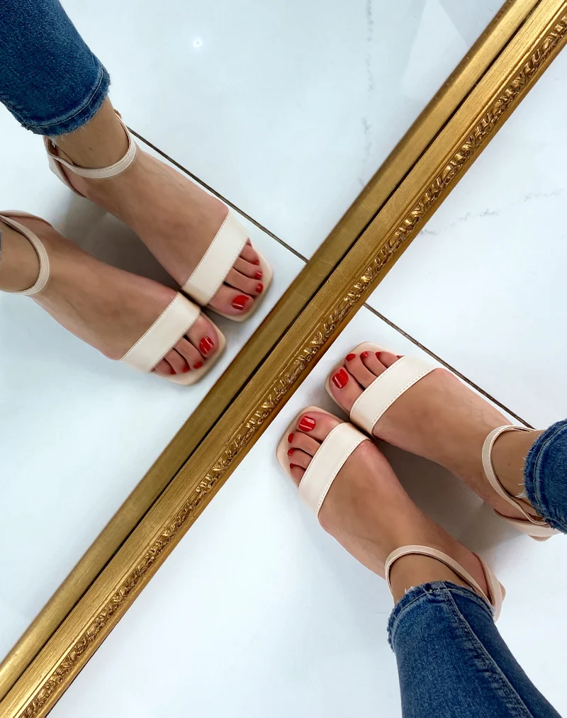 Sandale beige à petit talon carré