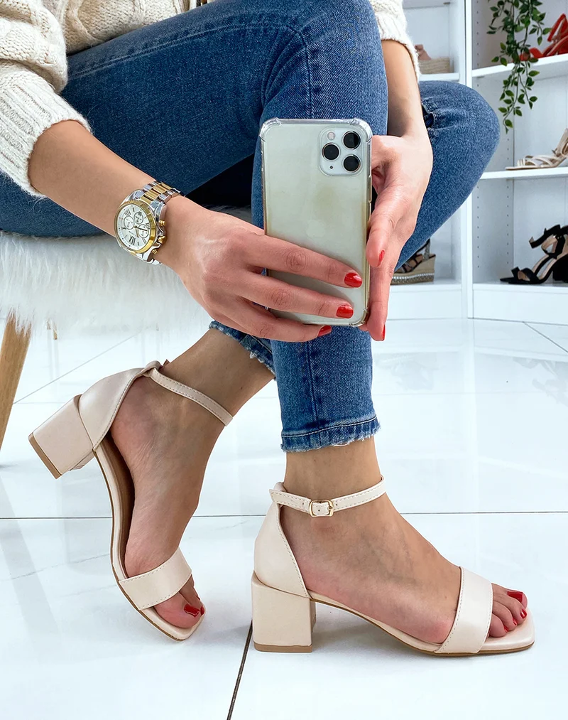 Sandale beige à petit talon carré