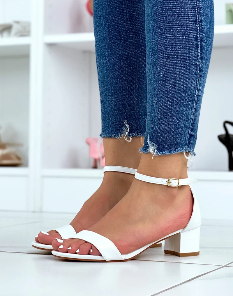 Sandales blanches à petit talon