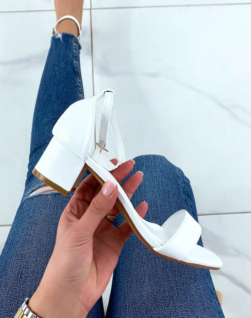 Sandales blanches à petit talon