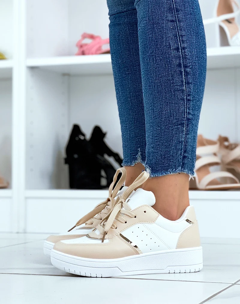 Baskets blanches à empiècement beige et argenté