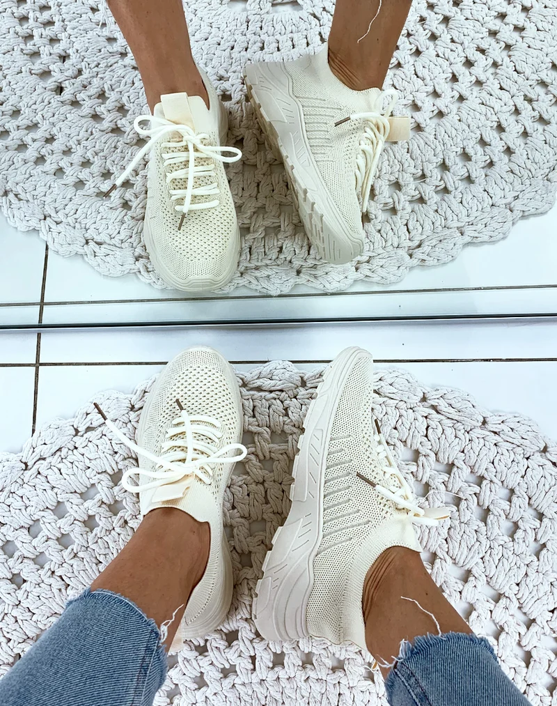 Baskets beiges souples respirantes effet chaussettes