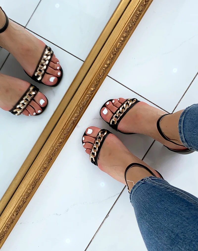 Sandales noires à petit talon épais et chaîne dorée