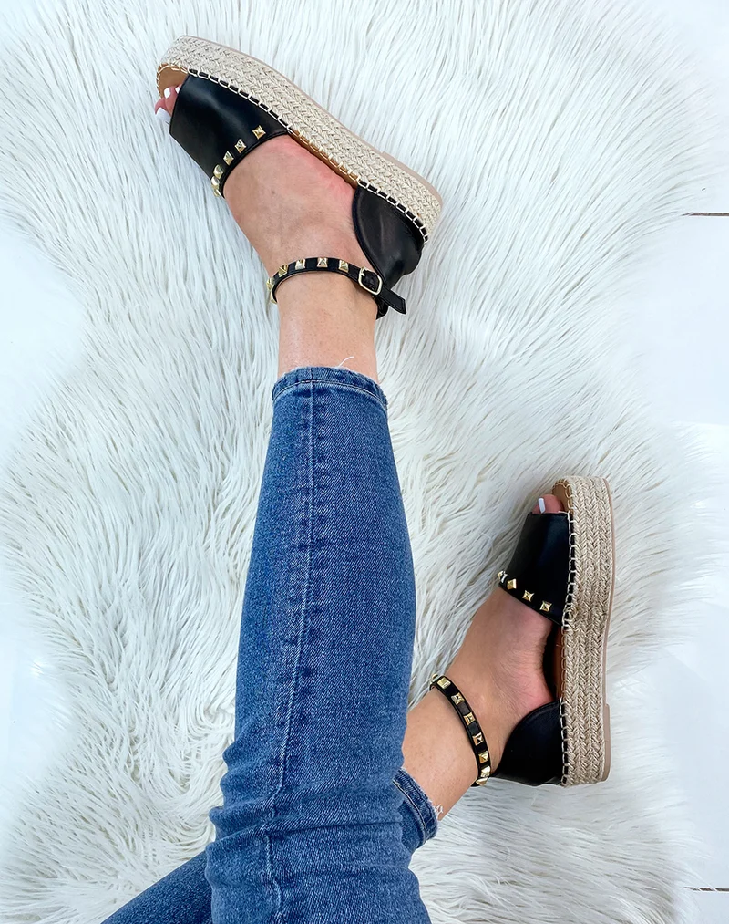 Espadrilles noires ornées de clous dorés
