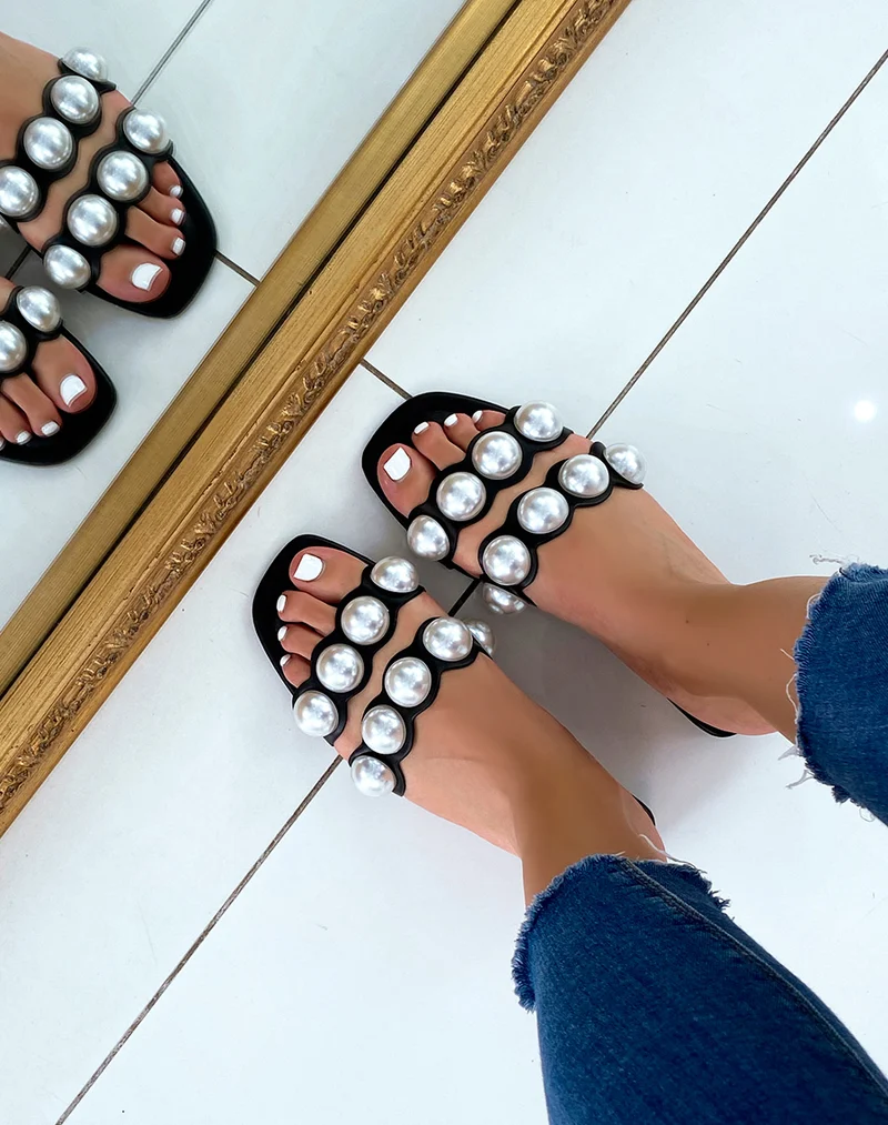 Mules plates noires à double brides et perles blanches