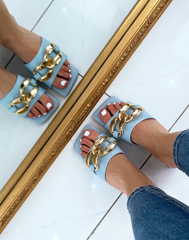Mules baby blue à petit talon et grosse chaîne