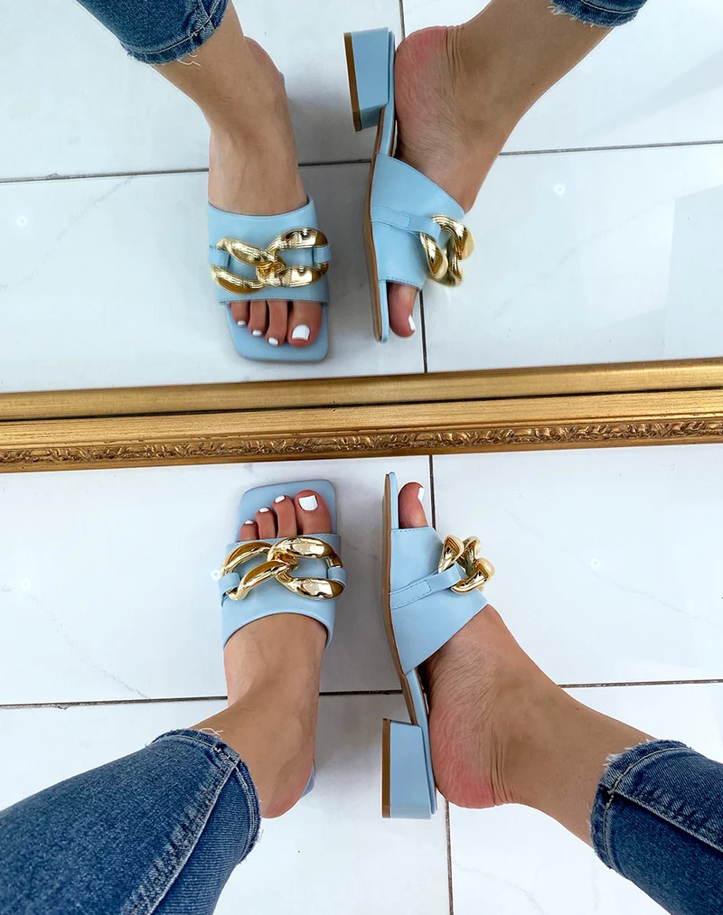 Mules baby blue à petit talon et grosse chaîne