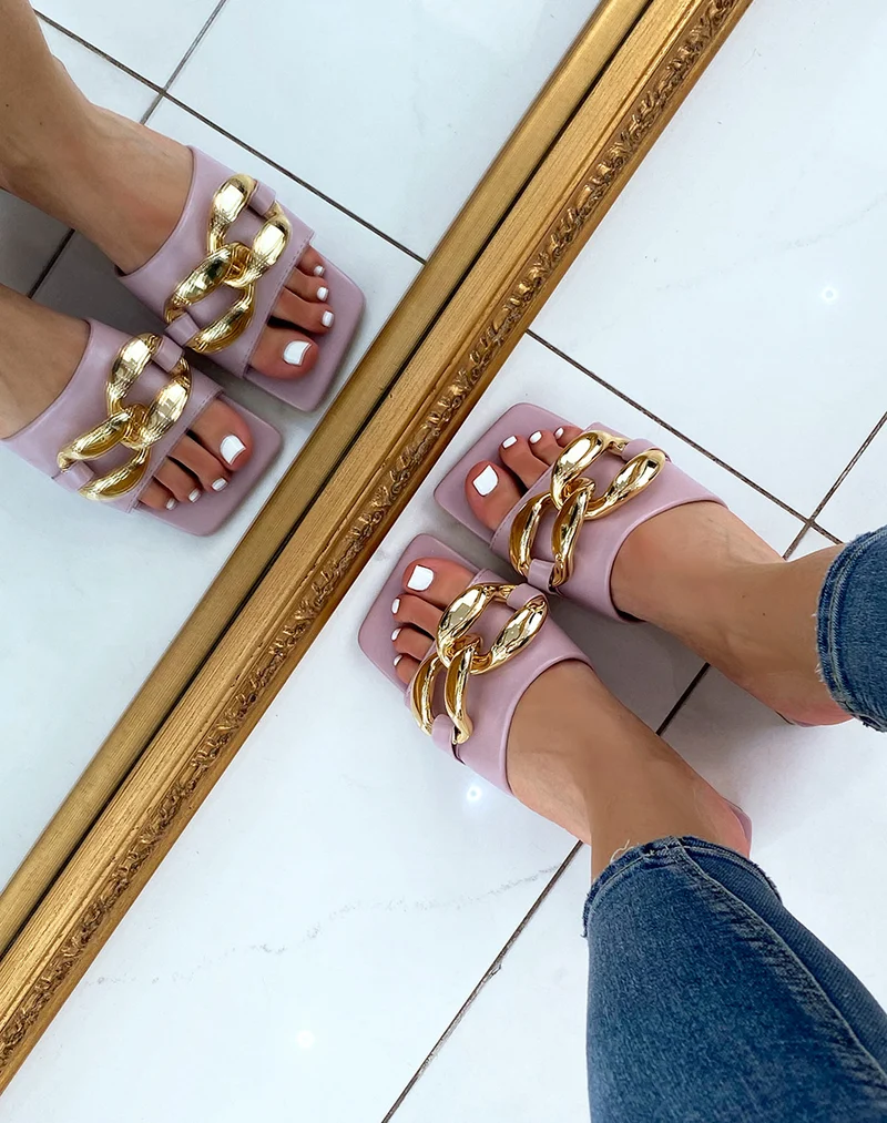 Mules violet pastel à petit talon et grosse chaîne