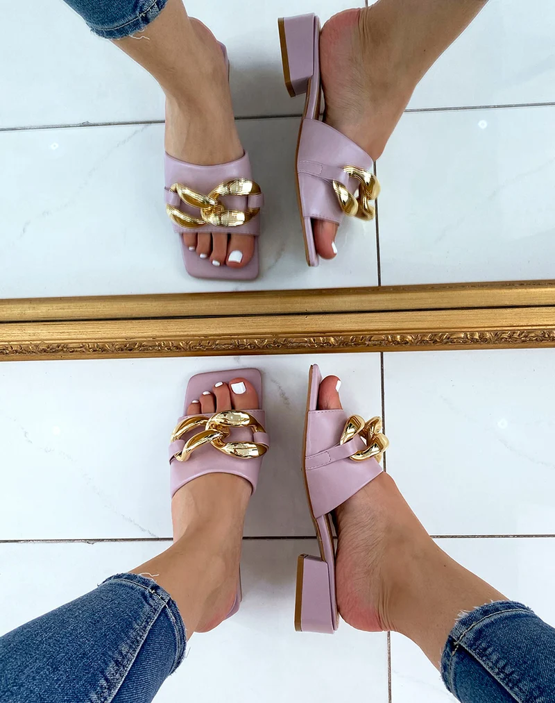 Mules violet pastel à petit talon et grosse chaîne