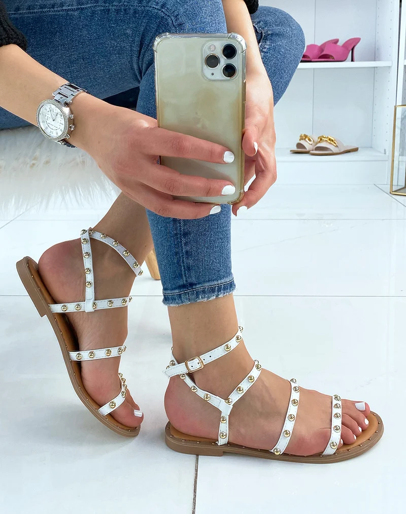 Nu-pieds blancs à multiples brides cloutées