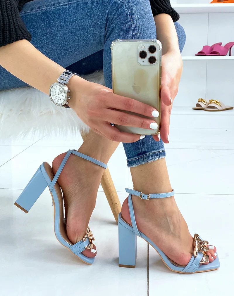 Sandales à talon baby blue à fines brides et chaîne dorée