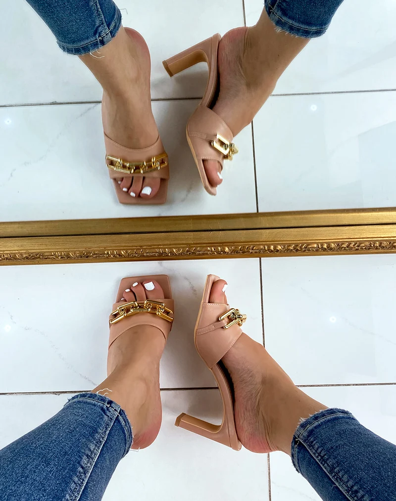 Mules à talon nude à chaîne dorée