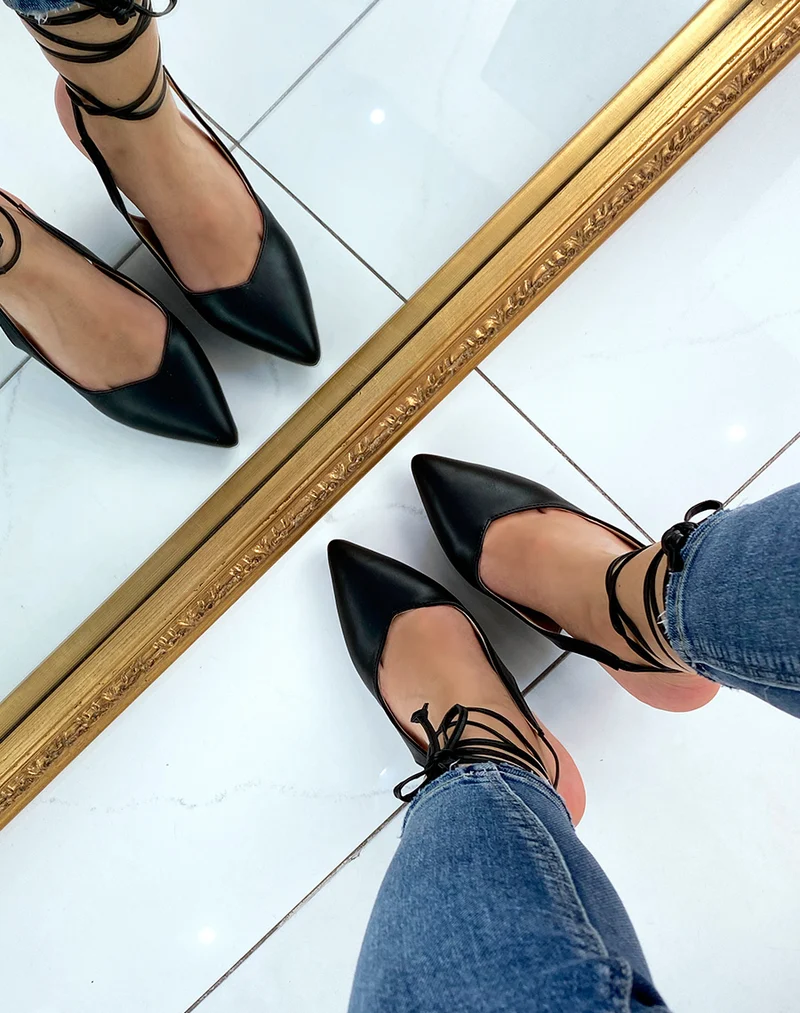 Escarpins noirs en simili-cuir ouvert à l’arrière