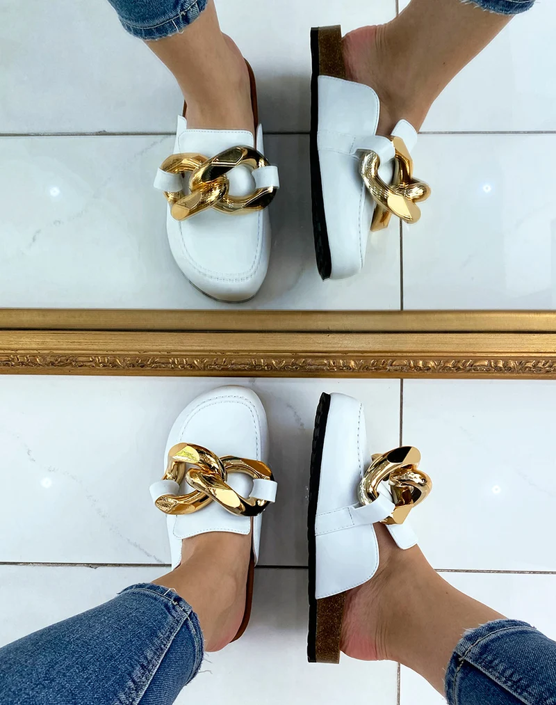 Mules style mocassin blanche à grosse chaîne dorée