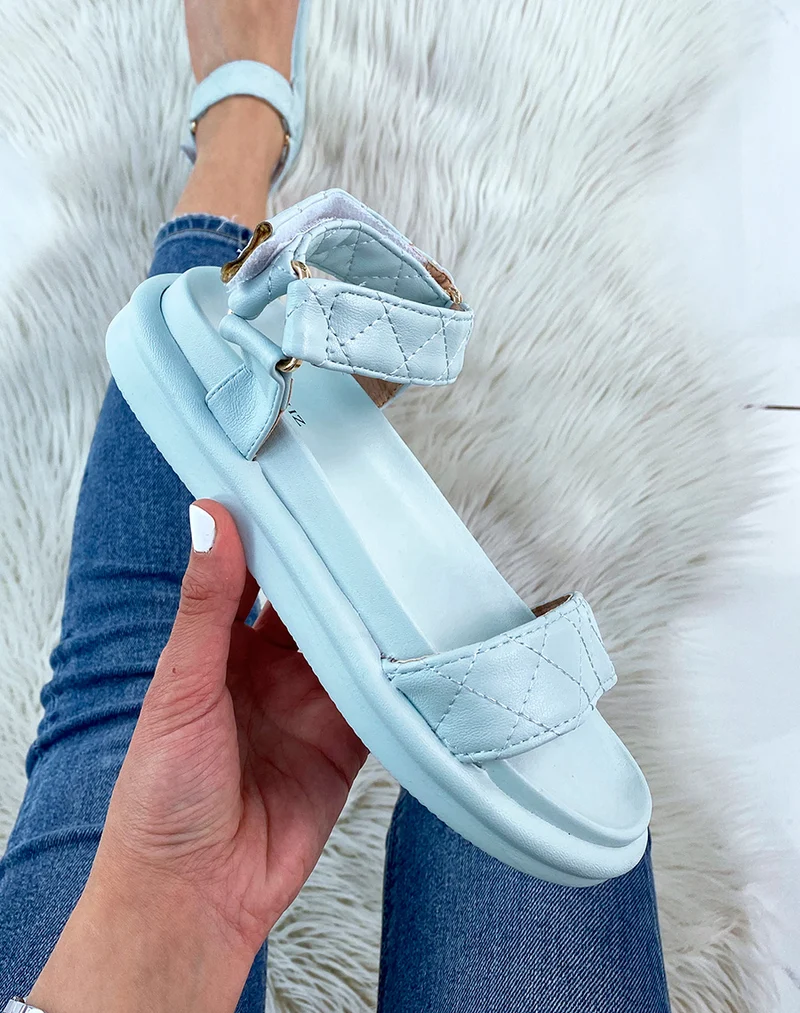Sandales bleu pastel à doubles brides matelassées