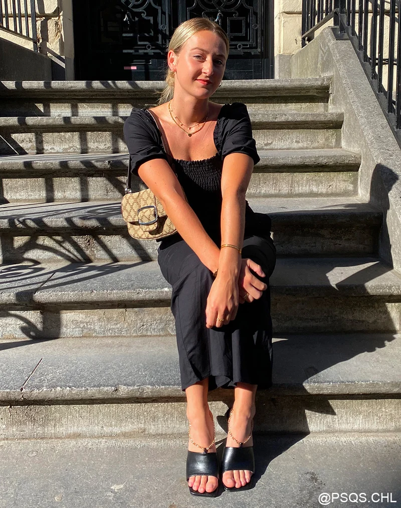Mules à talon noir et à chaîne dorée