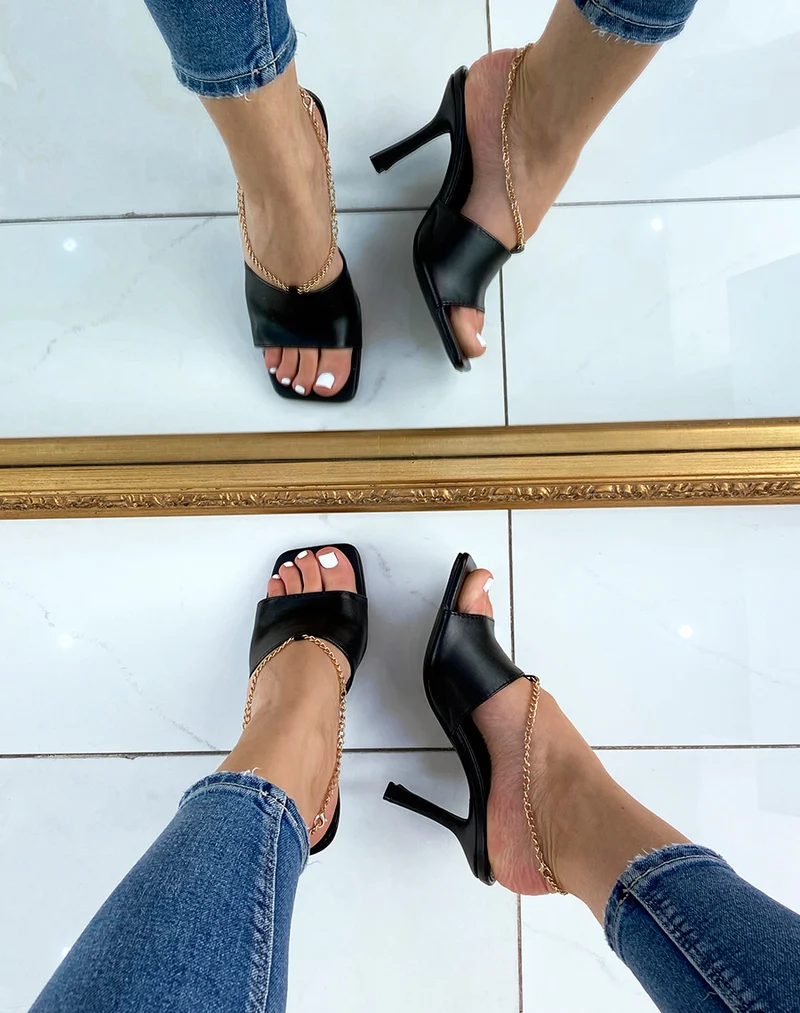 Mules à talon noir et à chaîne dorée