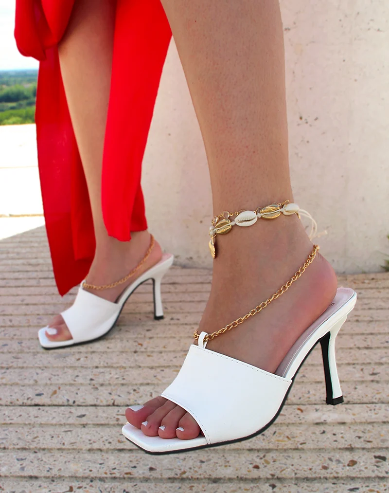 Mules à talon blanc et à chaîne dorée