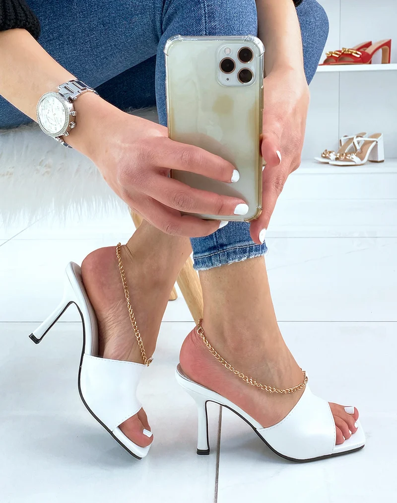 Mules à talon blanc et à chaîne dorée