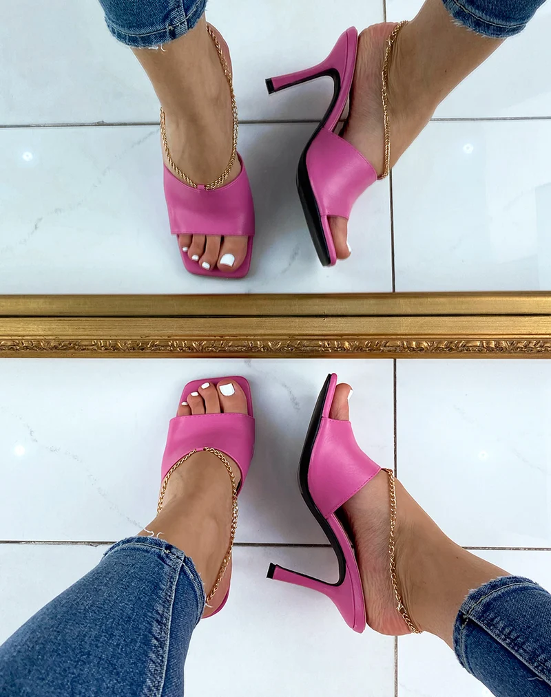 Mules à talon violet fushia et à chaîne dorée