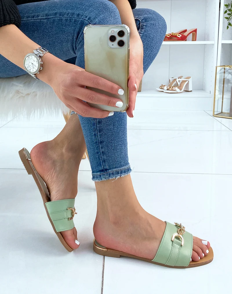 Mules vert pastel à large bride à détail doré