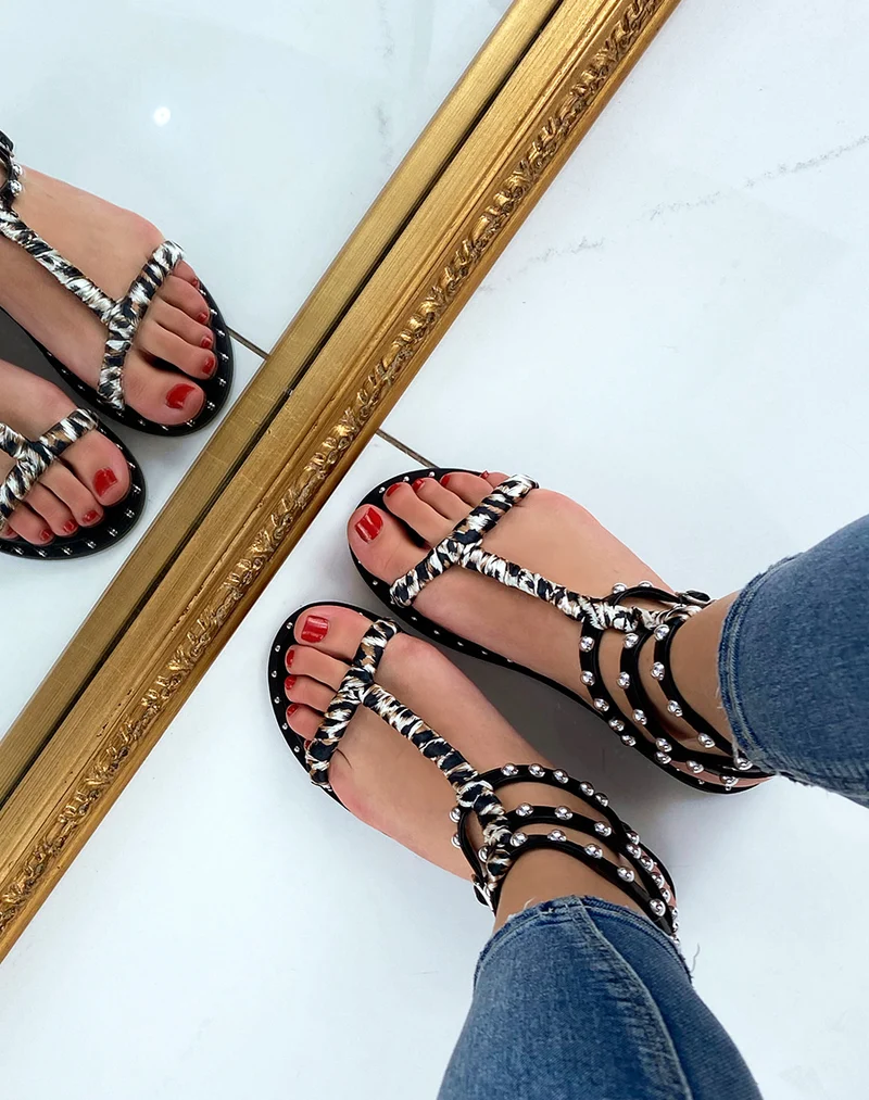 Sandales noires cloutées à tissu léopard
