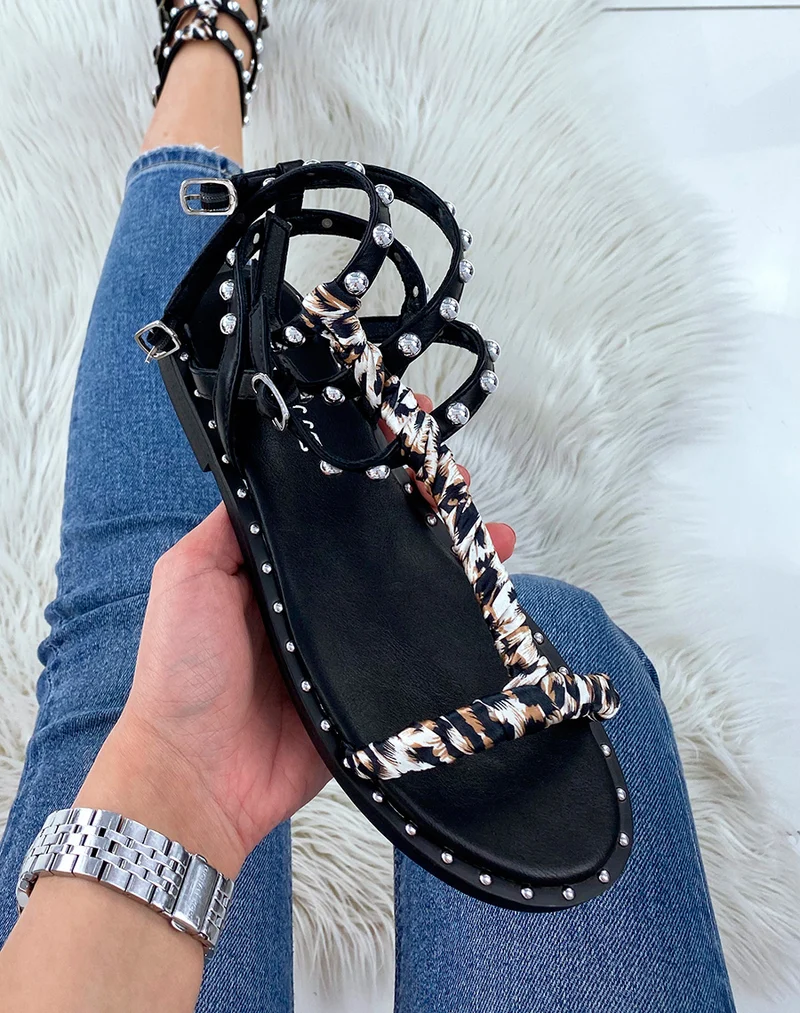 Sandales noires cloutées à tissu léopard