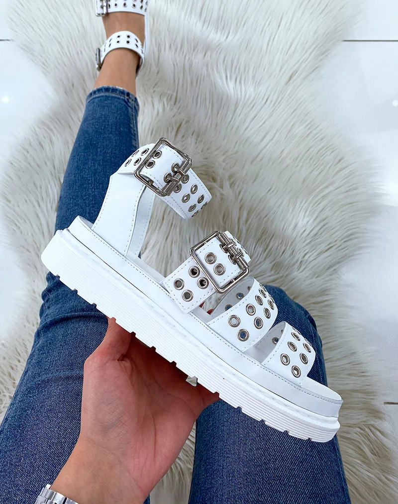 Sandales blanches à multiples brides cloutées