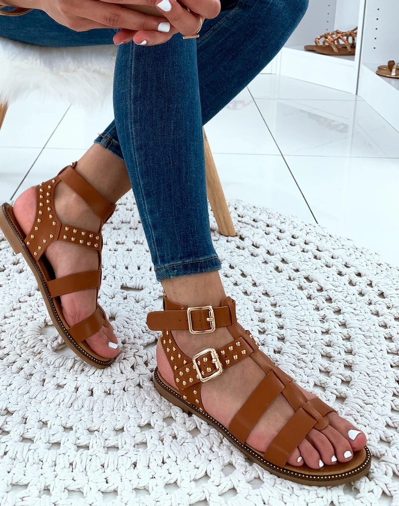 Nu-pieds en similicuir camel à multiples lanières et ornées de clous