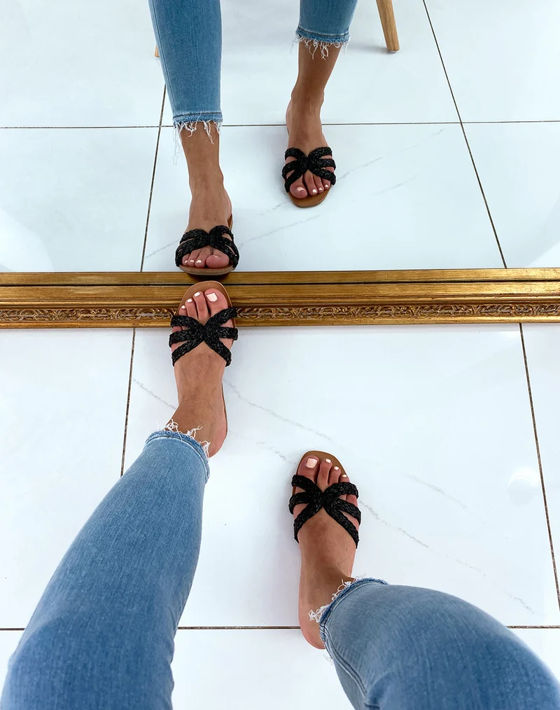 Mules noires à fines semelles et fines brides entrecroisées