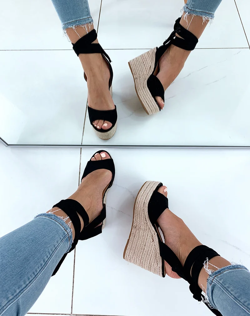 Sandales à talons compensés à lacets en suédine noire