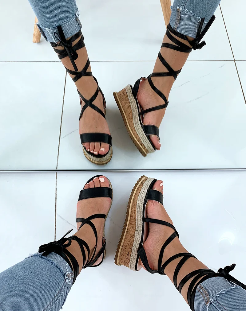Sandales compensées noires à lacets