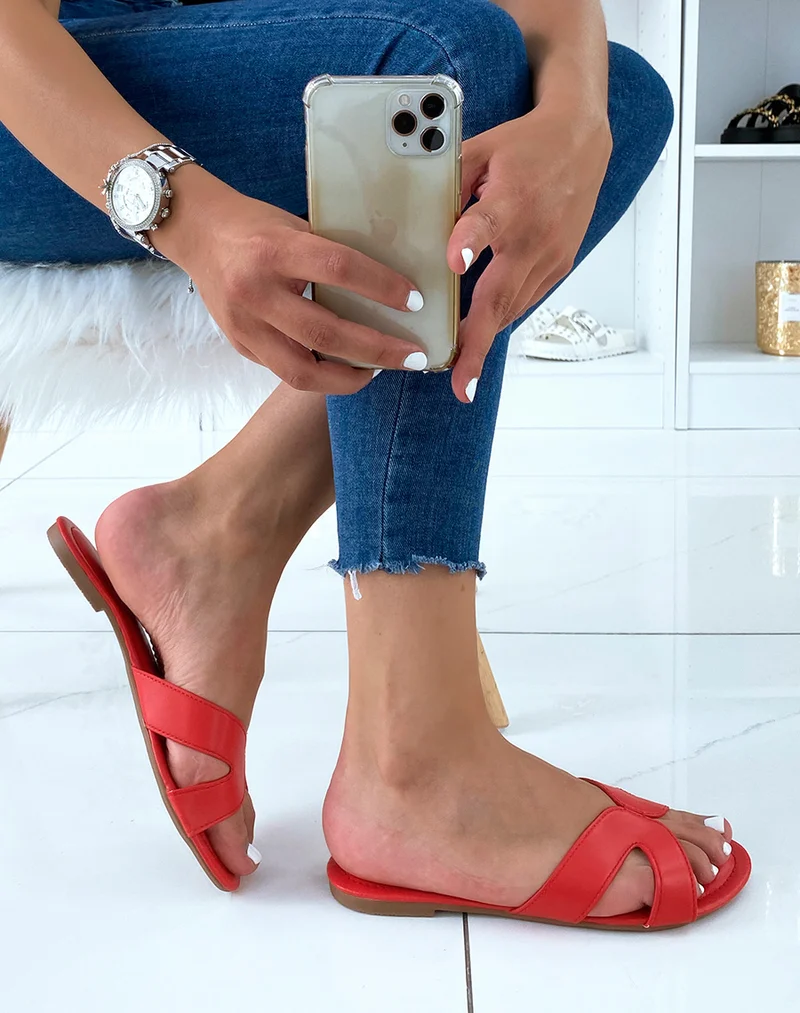 Mules plates rouges à brides croisées