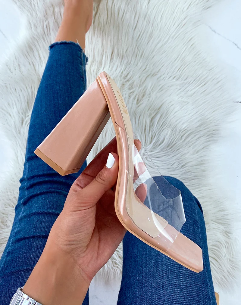 Mules beiges à talon carré et bride épaisse transparente
