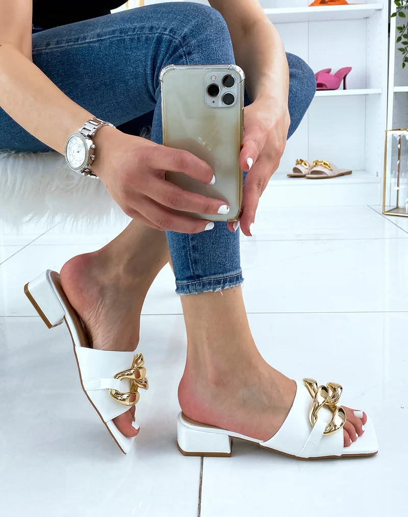 Mules blanches à petit talon et grosse chaîne