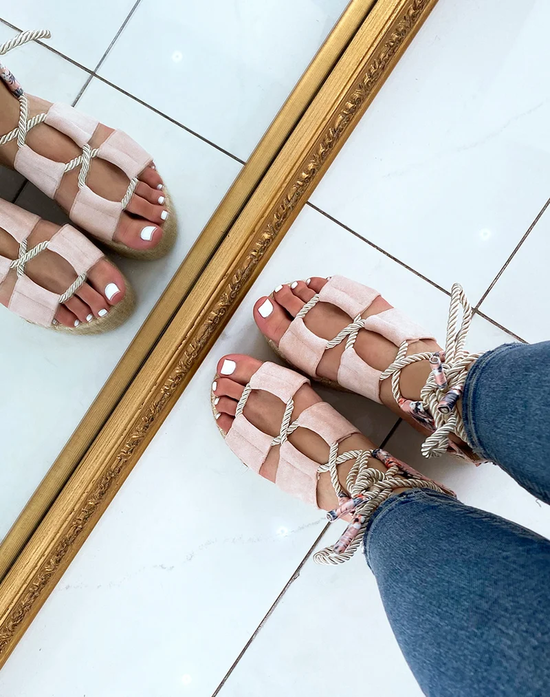 Compensées rose pale à lacet et semelle en toile de jute