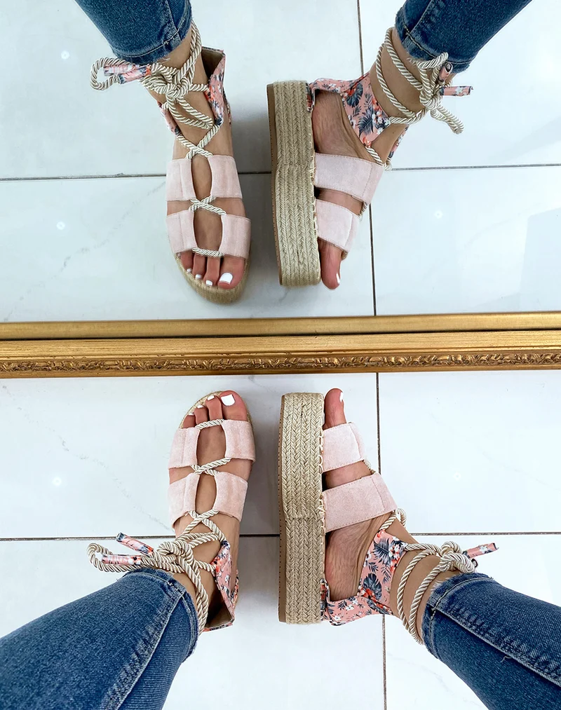 Compensées rose pale à lacet et semelle en toile de jute