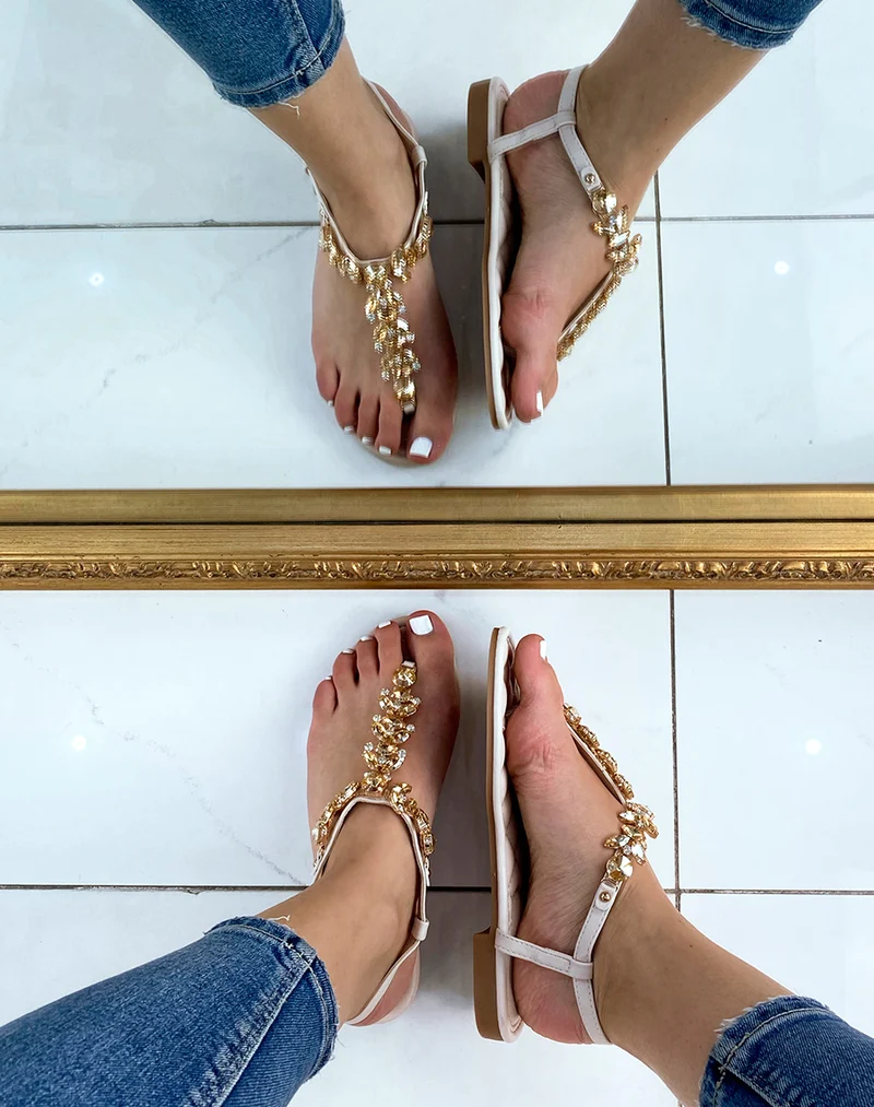 Nu-pieds beiges à bijoux